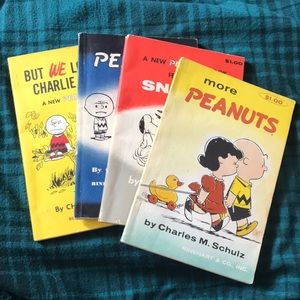 Bundle of vintage Peanuts books!